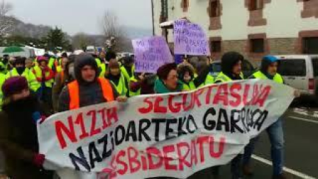 Alcaldes cortan la N-212-A para exigir la retirada del tráfico pesado