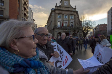 Jóvenes y mayores salen a la calle en Pamplona bajo la lluvia