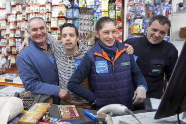 Por séptimo año, la Asociación Síndrome de Down de Navarra reivindica desde el corazón del comercio pamplonés la inclusión laboral y social de este colectivo, que este miércoles celebró su Día Internacional. En 33 establecimientos hubo un empleado 'diferente'