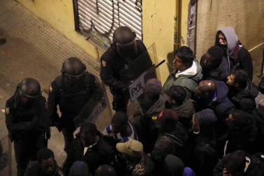 Seis personas de nacionalidad española han sido detenidas, diez policías nacionales han resultado heridos y numerosos destrozos en las calles se han producido durante la protesta por la muerte de Mmame M., el senegalés mantero que murió de un paro cardíaco en el barrio de Lavapiés