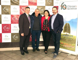El Castillo de Gorráiz acogió la quinta edición de la Gala Benéfica a favor de la Asociación Navarra de Fibrosis Quística. Una cita cuyo objetivo es mantener el programa de fisioterapia, fundamental para el avance en una enfermedad que afecta a uno de cada trescientos nacimientos. Los asistentes disfrutaron de una agradable cena y una sesión de monólogos.