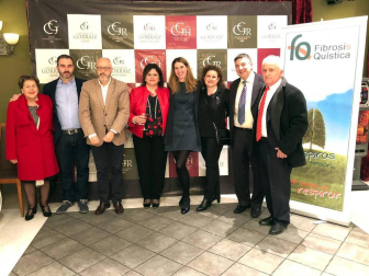 El Castillo de Gorráiz acogió la quinta edición de la Gala Benéfica a favor de la Asociación Navarra de Fibrosis Quística. Una cita cuyo objetivo es mantener el programa de fisioterapia, fundamental para el avance en una enfermedad que afecta a uno de cada trescientos nacimientos. Los asistentes disfrutaron de una agradable cena y una sesión de monólogos.
