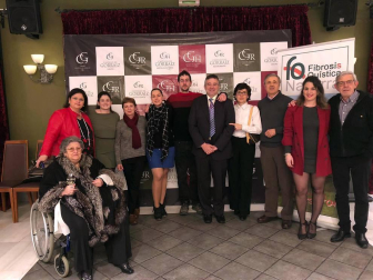 El Castillo de Gorráiz acogió la quinta edición de la Gala Benéfica a favor de la Asociación Navarra de Fibrosis Quística. Una cita cuyo objetivo es mantener el programa de fisioterapia, fundamental para el avance en una enfermedad que afecta a uno de cada trescientos nacimientos. Los asistentes disfrutaron de una agradable cena y una sesión de monólogos.