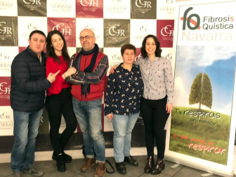 El Castillo de Gorráiz acogió la quinta edición de la Gala Benéfica a favor de la Asociación Navarra de Fibrosis Quística. Una cita cuyo objetivo es mantener el programa de fisioterapia, fundamental para el avance en una enfermedad que afecta a uno de cada trescientos nacimientos. Los asistentes disfrutaron de una agradable cena y una sesión de monólogos.