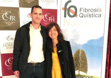 El Castillo de Gorráiz acogió la quinta edición de la Gala Benéfica a favor de la Asociación Navarra de Fibrosis Quística. Una cita cuyo objetivo es mantener el programa de fisioterapia, fundamental para el avance en una enfermedad que afecta a uno de cada trescientos nacimientos. Los asistentes disfrutaron de una agradable cena y una sesión de monólogos.