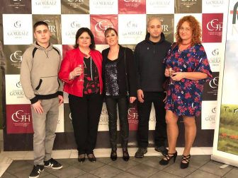 El Castillo de Gorráiz acogió la quinta edición de la Gala Benéfica a favor de la Asociación Navarra de Fibrosis Quística. Una cita cuyo objetivo es mantener el programa de fisioterapia, fundamental para el avance en una enfermedad que afecta a uno de cada trescientos nacimientos. Los asistentes disfrutaron de una agradable cena y una sesión de monólogos.