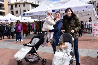 Tudela celebró su particular Feria del stock el domingo 18 de marzo. La cita se prolongó desde las diez de la mañana hasta las ocho de la tarde en el paseo del Queiles. Además del ambiente de los comercios locales también se pudo disfrutar de las actuaciones de los grupos Ribersalsa y Hip-Hop Fitness Tudela.