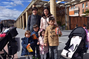 Tudela celebró su particular Feria del stock el domingo 18 de marzo. La cita se prolongó desde las diez de la mañana hasta las ocho de la tarde en el paseo del Queiles. Además del ambiente de los comercios locales también se pudo disfrutar de las actuaciones de los grupos Ribersalsa y Hip-Hop Fitness Tudela.