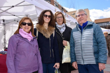 Tudela celebró su particular Feria del stock el domingo 18 de marzo. La cita se prolongó desde las diez de la mañana hasta las ocho de la tarde en el paseo del Queiles. Además del ambiente de los comercios locales también se pudo disfrutar de las actuaciones de los grupos Ribersalsa y Hip-Hop Fitness Tudela.