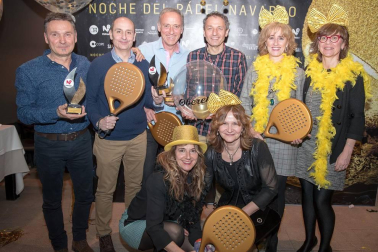 El restaurante La Hacienda de Mutilva acogió el pasado sábado la celebración de la Noche del Pádel Navarro a la que acudieron en torno a 200 asistentes. A lo largo de la noche se hicieron entrega de los galardones a los mejores jugadores de la pasada temporada, que esta vez correspondieron a Iñigo Zaratiegui y Cristina Torrens. Además, la Federación Navarra de Pádel aprovechó la ocasión para reconocer los méritos de varios jugadores de nuestra comunidad así como trofeos acreditativos a todos los clubes navarros que resultaron vencedores o finalistas en las distintas competiciones.