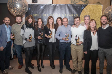 El restaurante La Hacienda de Mutilva acogió el pasado sábado la celebración de la Noche del Pádel Navarro a la que acudieron en torno a 200 asistentes. A lo largo de la noche se hicieron entrega de los galardones a los mejores jugadores de la pasada temporada, que esta vez correspondieron a Iñigo Zaratiegui y Cristina Torrens. Además, la Federación Navarra de Pádel aprovechó la ocasión para reconocer los méritos de varios jugadores de nuestra comunidad así como trofeos acreditativos a todos los clubes navarros que resultaron vencedores o finalistas en las distintas competiciones.