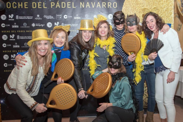 El restaurante La Hacienda de Mutilva acogió el pasado sábado la celebración de la Noche del Pádel Navarro a la que acudieron en torno a 200 asistentes. A lo largo de la noche se hicieron entrega de los galardones a los mejores jugadores de la pasada temporada, que esta vez correspondieron a Iñigo Zaratiegui y Cristina Torrens. Además, la Federación Navarra de Pádel aprovechó la ocasión para reconocer los méritos de varios jugadores de nuestra comunidad así como trofeos acreditativos a todos los clubes navarros que resultaron vencedores o finalistas en las distintas competiciones.