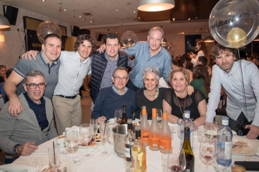 El restaurante La Hacienda de Mutilva acogió el pasado sábado la celebración de la Noche del Pádel Navarro a la que acudieron en torno a 200 asistentes. A lo largo de la noche se hicieron entrega de los galardones a los mejores jugadores de la pasada temporada, que esta vez correspondieron a Iñigo Zaratiegui y Cristina Torrens. Además, la Federación Navarra de Pádel aprovechó la ocasión para reconocer los méritos de varios jugadores de nuestra comunidad así como trofeos acreditativos a todos los clubes navarros que resultaron vencedores o finalistas en las distintas competiciones.