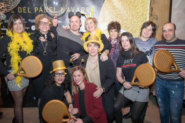 El restaurante La Hacienda de Mutilva acogió el pasado sábado la celebración de la Noche del Pádel Navarro a la que acudieron en torno a 200 asistentes. A lo largo de la noche se hicieron entrega de los galardones a los mejores jugadores de la pasada temporada, que esta vez correspondieron a Iñigo Zaratiegui y Cristina Torrens. Además, la Federación Navarra de Pádel aprovechó la ocasión para reconocer los méritos de varios jugadores de nuestra comunidad así como trofeos acreditativos a todos los clubes navarros que resultaron vencedores o finalistas en las distintas competiciones.
