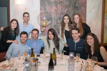 El restaurante La Hacienda de Mutilva acogió el pasado sábado la celebración de la Noche del Pádel Navarro a la que acudieron en torno a 200 asistentes. A lo largo de la noche se hicieron entrega de los galardones a los mejores jugadores de la pasada temporada, que esta vez correspondieron a Iñigo Zaratiegui y Cristina Torrens. Además, la Federación Navarra de Pádel aprovechó la ocasión para reconocer los méritos de varios jugadores de nuestra comunidad así como trofeos acreditativos a todos los clubes navarros que resultaron vencedores o finalistas en las distintas competiciones.