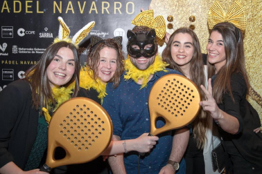 El restaurante La Hacienda de Mutilva acogió el pasado sábado la celebración de la Noche del Pádel Navarro a la que acudieron en torno a 200 asistentes. A lo largo de la noche se hicieron entrega de los galardones a los mejores jugadores de la pasada temporada, que esta vez correspondieron a Iñigo Zaratiegui y Cristina Torrens. Además, la Federación Navarra de Pádel aprovechó la ocasión para reconocer los méritos de varios jugadores de nuestra comunidad así como trofeos acreditativos a todos los clubes navarros que resultaron vencedores o finalistas en las distintas competiciones.