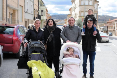 Las fiestas de San Raimundo hicieron disfrutar a grandes y pequeños del 14 al 18 de marzo. El domingo a la mañana, último día de la programación festiva, la comparsa de gigantes local se adueñó de las calles animada por la música de los gaiteros de Tudela y de la escuela de jotas de Fitero.