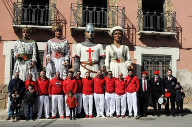 Las fiestas de San Raimundo hicieron disfrutar a grandes y pequeños del 14 al 18 de marzo. El domingo a la mañana, último día de la programación festiva, la comparsa de gigantes local se adueñó de las calles animada por la música de los gaiteros de Tudela y de la escuela de jotas de Fitero.