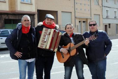 Las fiestas de San Raimundo hicieron disfrutar a grandes y pequeños del 14 al 18 de marzo. El domingo a la mañana, último día de la programación festiva, la comparsa de gigantes local se adueñó de las calles animada por la música de los gaiteros de Tudela y de la escuela de jotas de Fitero.
