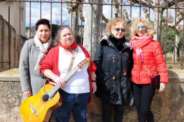 Las fiestas de San Raimundo hicieron disfrutar a grandes y pequeños del 14 al 18 de marzo. El domingo a la mañana, último día de la programación festiva, la comparsa de gigantes local se adueñó de las calles animada por la música de los gaiteros de Tudela y de la escuela de jotas de Fitero.