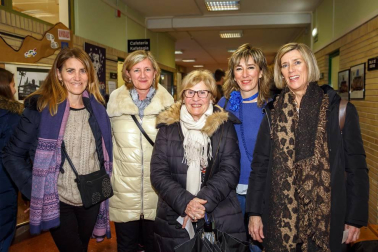 El taller de teatro del IES Navarro Villoslada volvió a maravillar a los espectadores con una nueva puesta en escena de su último montaje: 'Generación Lorca'. El salón de actos de este centro educativo pamplonés fue el lugar en el que se desarrolló la trama, en la que se desgrana los avatares de un grupo de estudiantes durante el montaje de 'Bodas de sangre'. El universo lorquiano y las historias personales de los jóvenes se entrelazan a lo largo de la teatralización.
