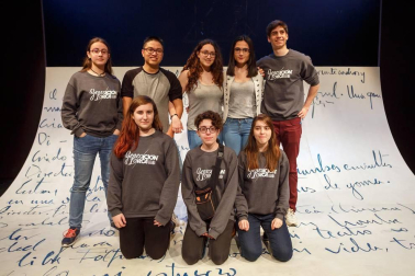 El taller de teatro del IES Navarro Villoslada volvió a maravillar a los espectadores con una nueva puesta en escena de su último montaje: 'Generación Lorca'. El salón de actos de este centro educativo pamplonés fue el lugar en el que se desarrolló la trama, en la que se desgrana los avatares de un grupo de estudiantes durante el montaje de 'Bodas de sangre'. El universo lorquiano y las historias personales de los jóvenes se entrelazan a lo largo de la teatralización.