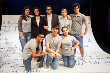El taller de teatro del IES Navarro Villoslada volvió a maravillar a los espectadores con una nueva puesta en escena de su último montaje: 'Generación Lorca'. El salón de actos de este centro educativo pamplonés fue el lugar en el que se desarrolló la trama, en la que se desgrana los avatares de un grupo de estudiantes durante el montaje de 'Bodas de sangre'. El universo lorquiano y las historias personales de los jóvenes se entrelazan a lo largo de la teatralización.