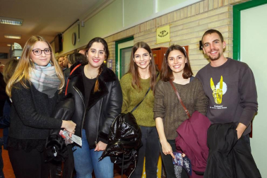 El taller de teatro del IES Navarro Villoslada volvió a maravillar a los espectadores con una nueva puesta en escena de su último montaje: 'Generación Lorca'. El salón de actos de este centro educativo pamplonés fue el lugar en el que se desarrolló la trama, en la que se desgrana los avatares de un grupo de estudiantes durante el montaje de 'Bodas de sangre'. El universo lorquiano y las historias personales de los jóvenes se entrelazan a lo largo de la teatralización.