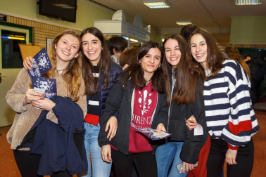 El taller de teatro del IES Navarro Villoslada volvió a maravillar a los espectadores con una nueva puesta en escena de su último montaje: 'Generación Lorca'. El salón de actos de este centro educativo pamplonés fue el lugar en el que se desarrolló la trama, en la que se desgrana los avatares de un grupo de estudiantes durante el montaje de 'Bodas de sangre'. El universo lorquiano y las historias personales de los jóvenes se entrelazan a lo largo de la teatralización.