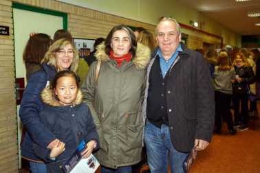 El taller de teatro del IES Navarro Villoslada volvió a maravillar a los espectadores con una nueva puesta en escena de su último montaje: 'Generación Lorca'. El salón de actos de este centro educativo pamplonés fue el lugar en el que se desarrolló la trama, en la que se desgrana los avatares de un grupo de estudiantes durante el montaje de 'Bodas de sangre'. El universo lorquiano y las historias personales de los jóvenes se entrelazan a lo largo de la teatralización.