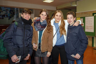 El taller de teatro del IES Navarro Villoslada volvió a maravillar a los espectadores con una nueva puesta en escena de su último montaje: 'Generación Lorca'. El salón de actos de este centro educativo pamplonés fue el lugar en el que se desarrolló la trama, en la que se desgrana los avatares de un grupo de estudiantes durante el montaje de 'Bodas de sangre'. El universo lorquiano y las historias personales de los jóvenes se entrelazan a lo largo de la teatralización.