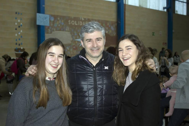 El colegio Nuestra Señora del Puy de Estella acogió la fiesta final de la VI Jornada Solidaria, que este centro educativo organiza junto al colegio Mater Dei de Ayegui. En esta ocasión, lo recaudado servirá para poner en marcha un proyecto en Honduras. Durante toda la tarde, los que se acercaron a esta celebración pudieron disfrutar de hinchables, globoflexia, subasta de arte, juegos para niños, teatro, música y un bingo.