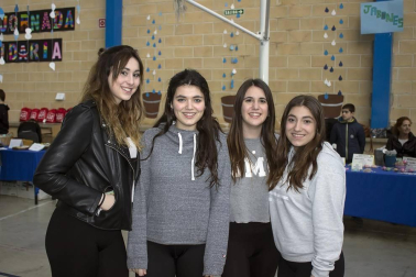 El colegio Nuestra Señora del Puy de Estella acogió la fiesta final de la VI Jornada Solidaria, que este centro educativo organiza junto al colegio Mater Dei de Ayegui. En esta ocasión, lo recaudado servirá para poner en marcha un proyecto en Honduras. Durante toda la tarde, los que se acercaron a esta celebración pudieron disfrutar de hinchables, globoflexia, subasta de arte, juegos para niños, teatro, música y un bingo.