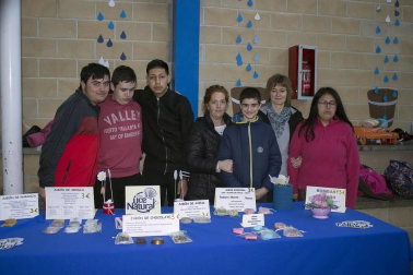 El colegio Nuestra Señora del Puy de Estella acogió la fiesta final de la VI Jornada Solidaria, que este centro educativo organiza junto al colegio Mater Dei de Ayegui. En esta ocasión, lo recaudado servirá para poner en marcha un proyecto en Honduras. Durante toda la tarde, los que se acercaron a esta celebración pudieron disfrutar de hinchables, globoflexia, subasta de arte, juegos para niños, teatro, música y un bingo.