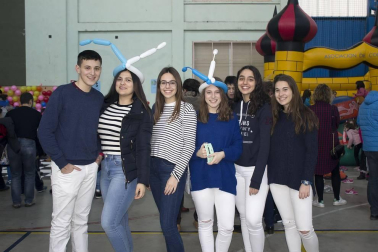 El colegio Nuestra Señora del Puy de Estella acogió la fiesta final de la VI Jornada Solidaria, que este centro educativo organiza junto al colegio Mater Dei de Ayegui. En esta ocasión, lo recaudado servirá para poner en marcha un proyecto en Honduras. Durante toda la tarde, los que se acercaron a esta celebración pudieron disfrutar de hinchables, globoflexia, subasta de arte, juegos para niños, teatro, música y un bingo.