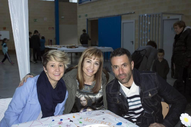 El colegio Nuestra Señora del Puy de Estella acogió la fiesta final de la VI Jornada Solidaria, que este centro educativo organiza junto al colegio Mater Dei de Ayegui. En esta ocasión, lo recaudado servirá para poner en marcha un proyecto en Honduras. Durante toda la tarde, los que se acercaron a esta celebración pudieron disfrutar de hinchables, globoflexia, subasta de arte, juegos para niños, teatro, música y un bingo.