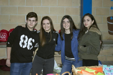 El colegio Nuestra Señora del Puy de Estella acogió la fiesta final de la VI Jornada Solidaria, que este centro educativo organiza junto al colegio Mater Dei de Ayegui. En esta ocasión, lo recaudado servirá para poner en marcha un proyecto en Honduras. Durante toda la tarde, los que se acercaron a esta celebración pudieron disfrutar de hinchables, globoflexia, subasta de arte, juegos para niños, teatro, música y un bingo.