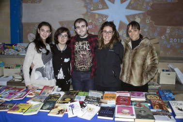 El colegio Nuestra Señora del Puy de Estella acogió la fiesta final de la VI Jornada Solidaria, que este centro educativo organiza junto al colegio Mater Dei de Ayegui. En esta ocasión, lo recaudado servirá para poner en marcha un proyecto en Honduras. Durante toda la tarde, los que se acercaron a esta celebración pudieron disfrutar de hinchables, globoflexia, subasta de arte, juegos para niños, teatro, música y un bingo.