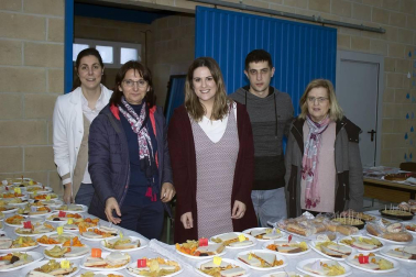 El colegio Nuestra Señora del Puy de Estella acogió la fiesta final de la VI Jornada Solidaria, que este centro educativo organiza junto al colegio Mater Dei de Ayegui. En esta ocasión, lo recaudado servirá para poner en marcha un proyecto en Honduras. Durante toda la tarde, los que se acercaron a esta celebración pudieron disfrutar de hinchables, globoflexia, subasta de arte, juegos para niños, teatro, música y un bingo.