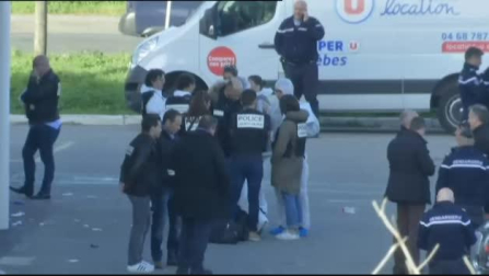 Abatido el hombre atrincherado en un supermercado del sur de Francia
