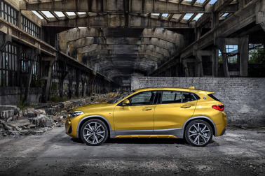La imagen aguerrida del BMW X1 refuerza su apuesta diferenciadora, como se aprecia en las llantas, la alta línea de cintura y el frontal. Su baja altura diluye su estética SUV. El detalle del logo de la marca en el tercer pilar y el alerón trasero son un guiño juvenil.