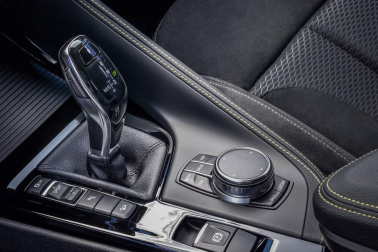 La imagen aguerrida del BMW X1 refuerza su apuesta diferenciadora, como se aprecia en las llantas, la alta línea de cintura y el frontal. Su baja altura diluye su estética SUV. El detalle del logo de la marca en el tercer pilar y el alerón trasero son un guiño juvenil.