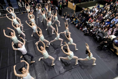 85 alumnos de entre 10 y 16 años de la Escuela de Danza de Navarra ofrecieron este viernes un espectáculo de baile clásico, bolero, flamenco y contemporáneo para cerrar la primera jornada.