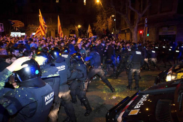 En una concentración convocada por la izquierda independentista, los Mossos han cargado contra los manifestantes