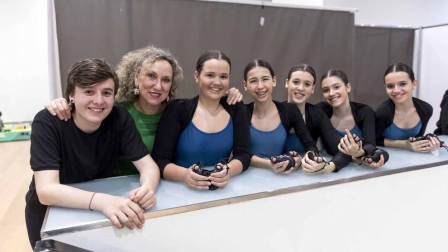 85 alumnos de entre 10 y 16 años de la Escuela de Danza de Navarra ofrecieron este viernes un espectáculo de baile clásico, bolero, flamenco y contemporáneo para cerrar la primera jornada.