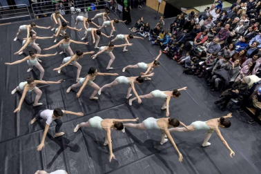 85 alumnos de entre 10 y 16 años de la Escuela de Danza de Navarra ofrecieron este viernes un espectáculo de baile clásico, bolero, flamenco y contemporáneo para cerrar la primera jornada.