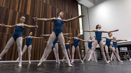 85 alumnos de entre 10 y 16 años de la Escuela de Danza de Navarra ofrecieron este viernes un espectáculo de baile clásico, bolero, flamenco y contemporáneo para cerrar la primera jornada.
