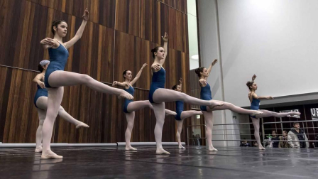 85 alumnos de entre 10 y 16 años de la Escuela de Danza de Navarra ofrecieron este viernes un espectáculo de baile clásico, bolero, flamenco y contemporáneo para cerrar la primera jornada.
