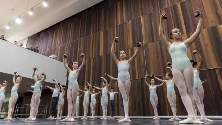85 alumnos de entre 10 y 16 años de la Escuela de Danza de Navarra ofrecieron este viernes un espectáculo de baile clásico, bolero, flamenco y contemporáneo para cerrar la primera jornada.