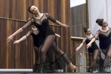 85 alumnos de entre 10 y 16 años de la Escuela de Danza de Navarra ofrecieron este viernes un espectáculo de baile clásico, bolero, flamenco y contemporáneo para cerrar la primera jornada.